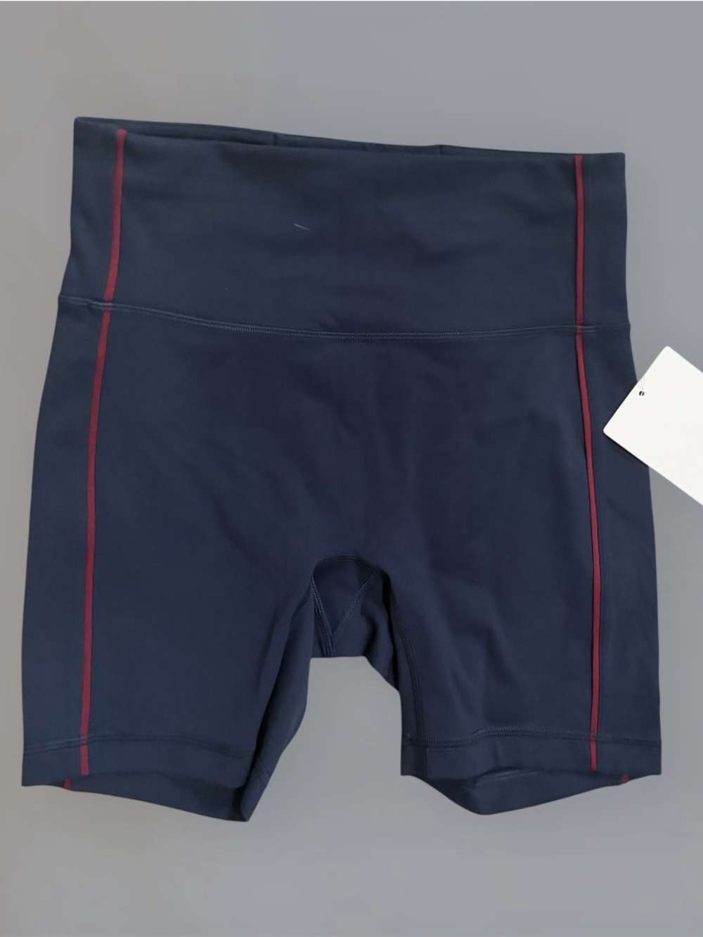 NWT Wunder Train No-Line Piped HR shorts
6”